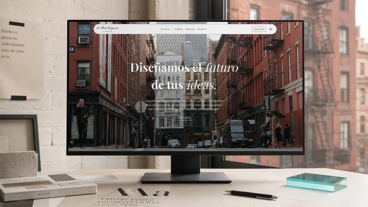 Web de Azul Turquesa presentada en un estudio editorial de diseño