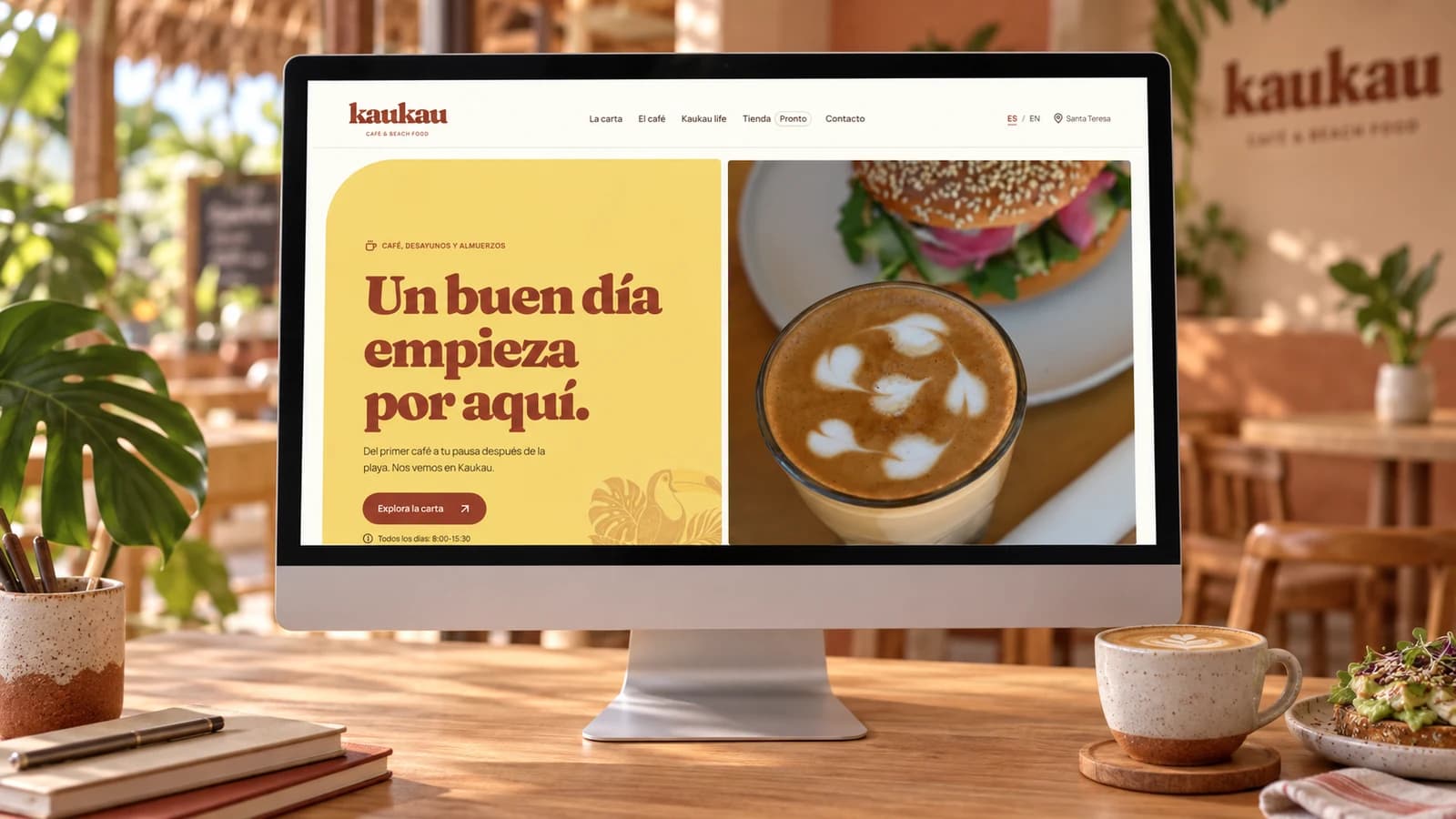 Presentación de la web de Kaukau en un monitor, en un entorno de cafetería