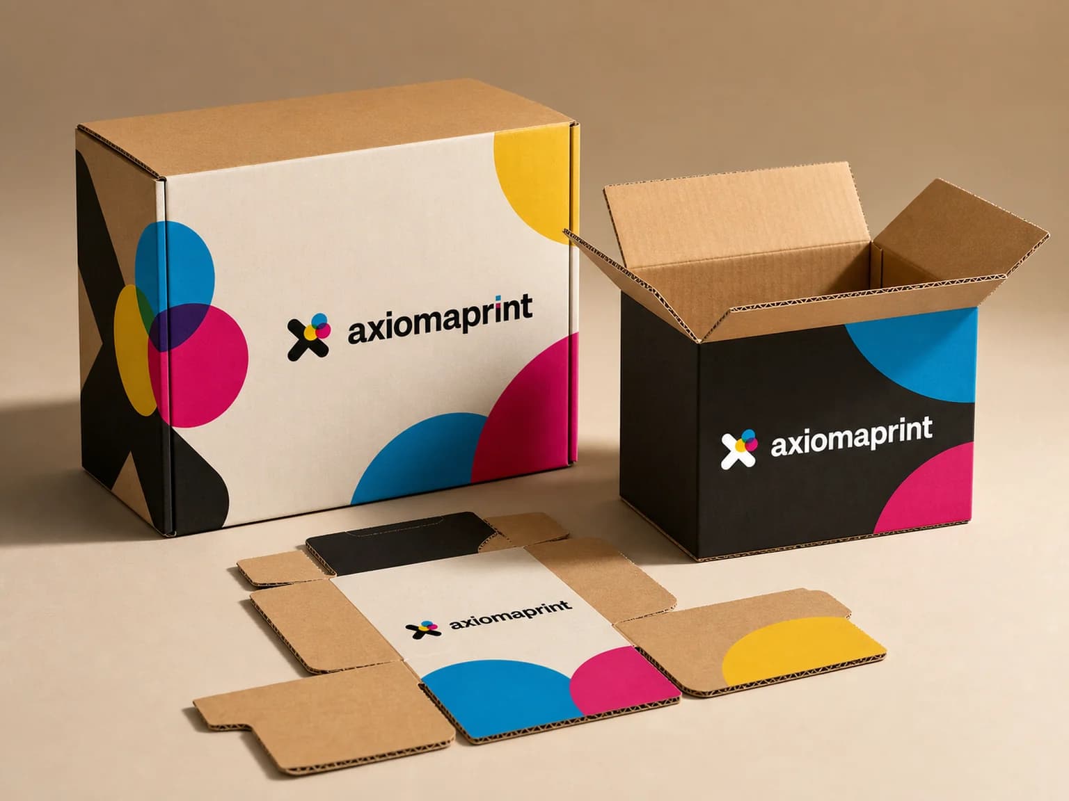 Caja de cartón impresa cerrada, otra abierta en negro y un troquel desplegado en plano, las tres con la gráfica de la marca