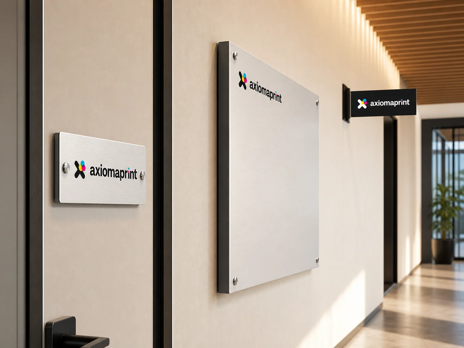 Placa de puerta, panel de pared y banderola de pasillo en aluminio e impresión negra dentro de una oficina