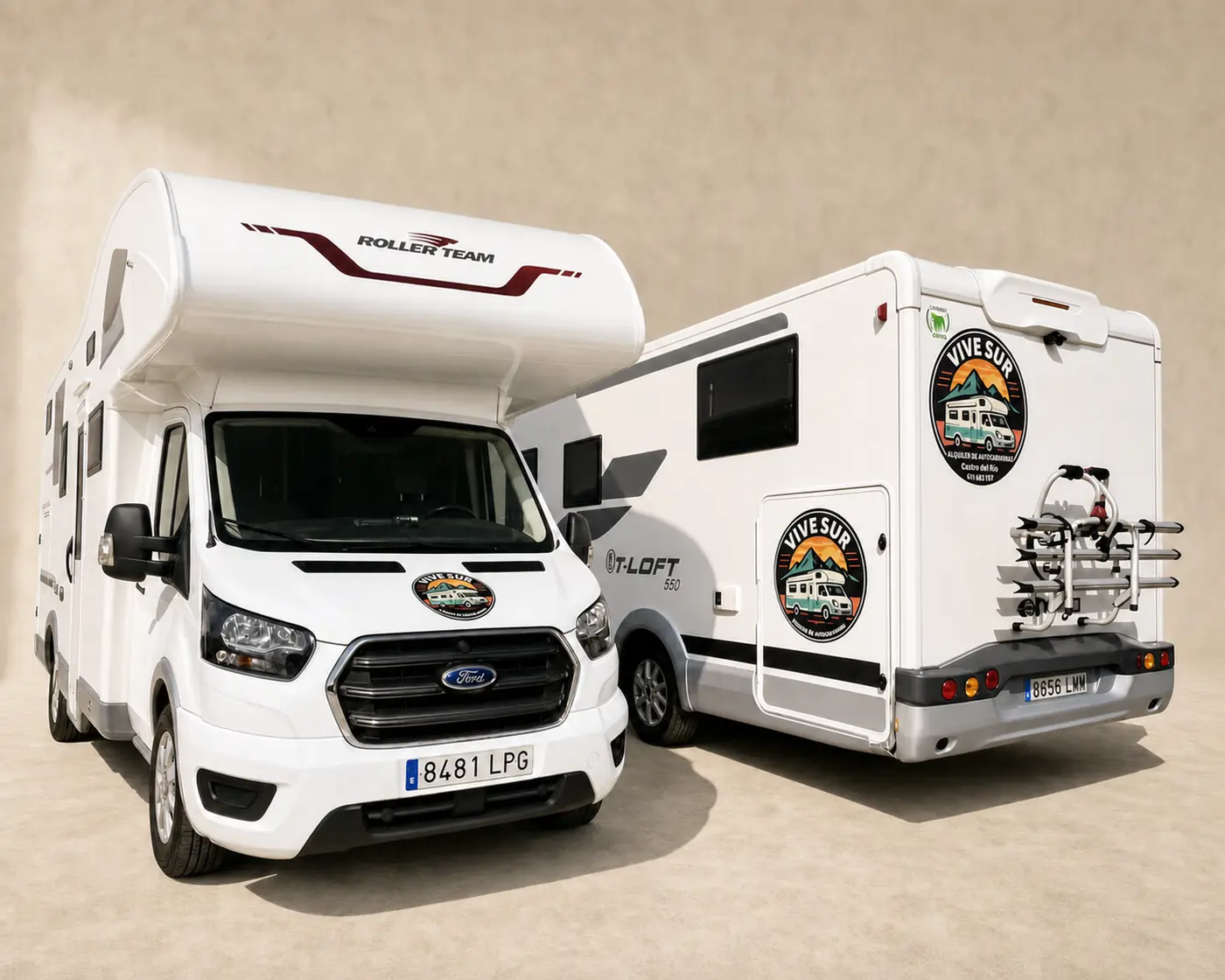 Dos autocaravanas de alquiler rotuladas con el emblema de la empresa
