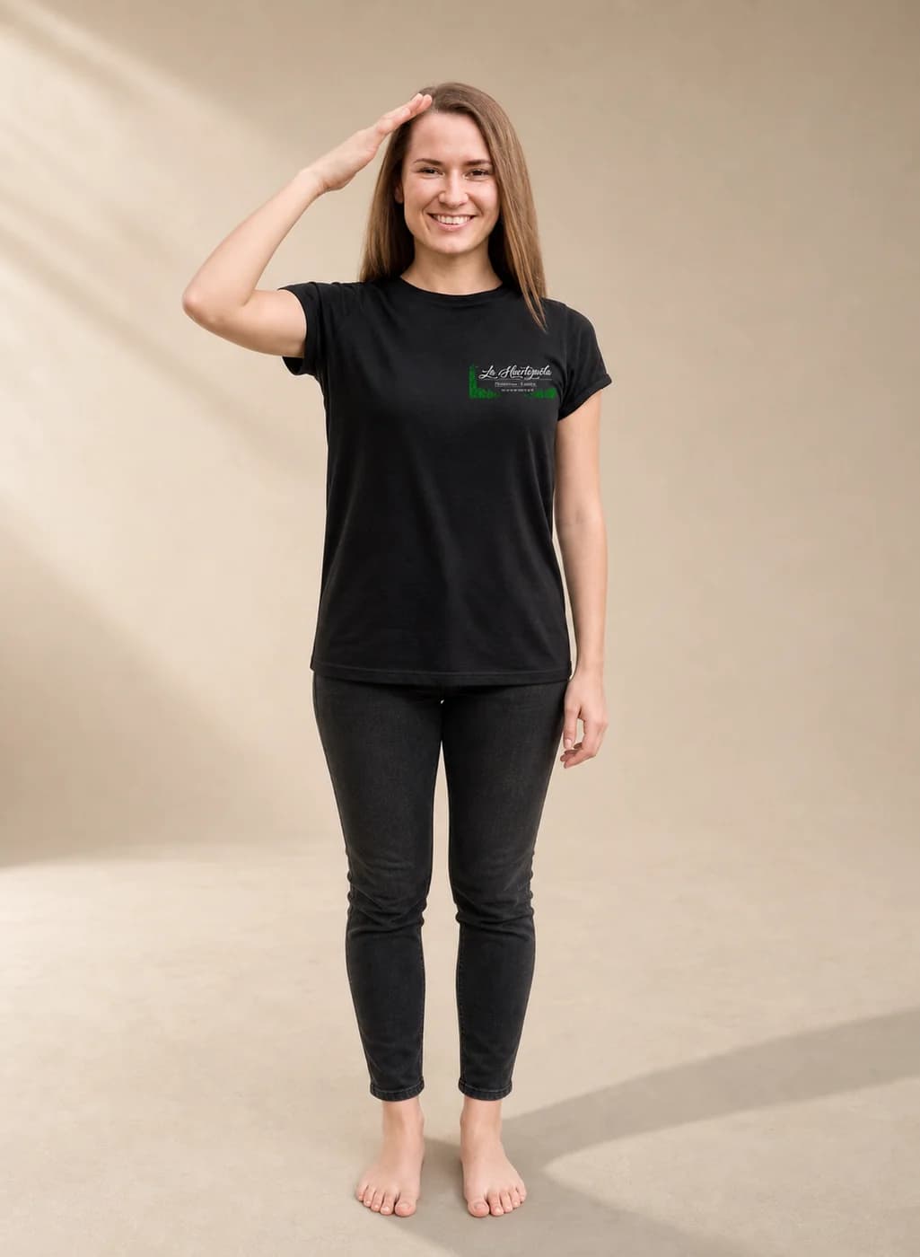 Camiseta corporativa negra con logotipo bordado