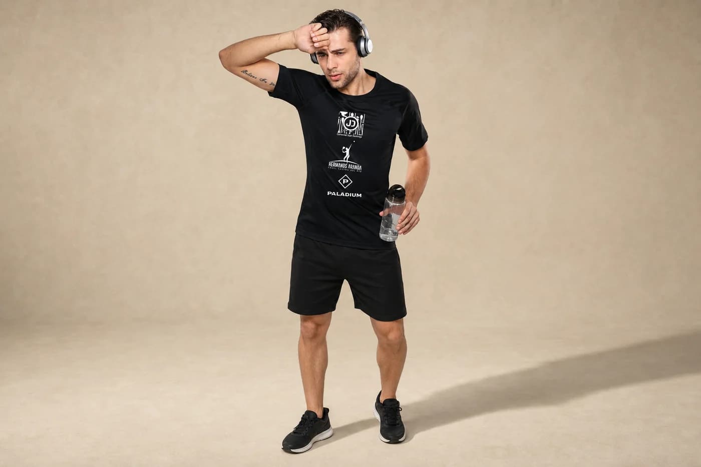 Camiseta deportiva negra con diseño impreso