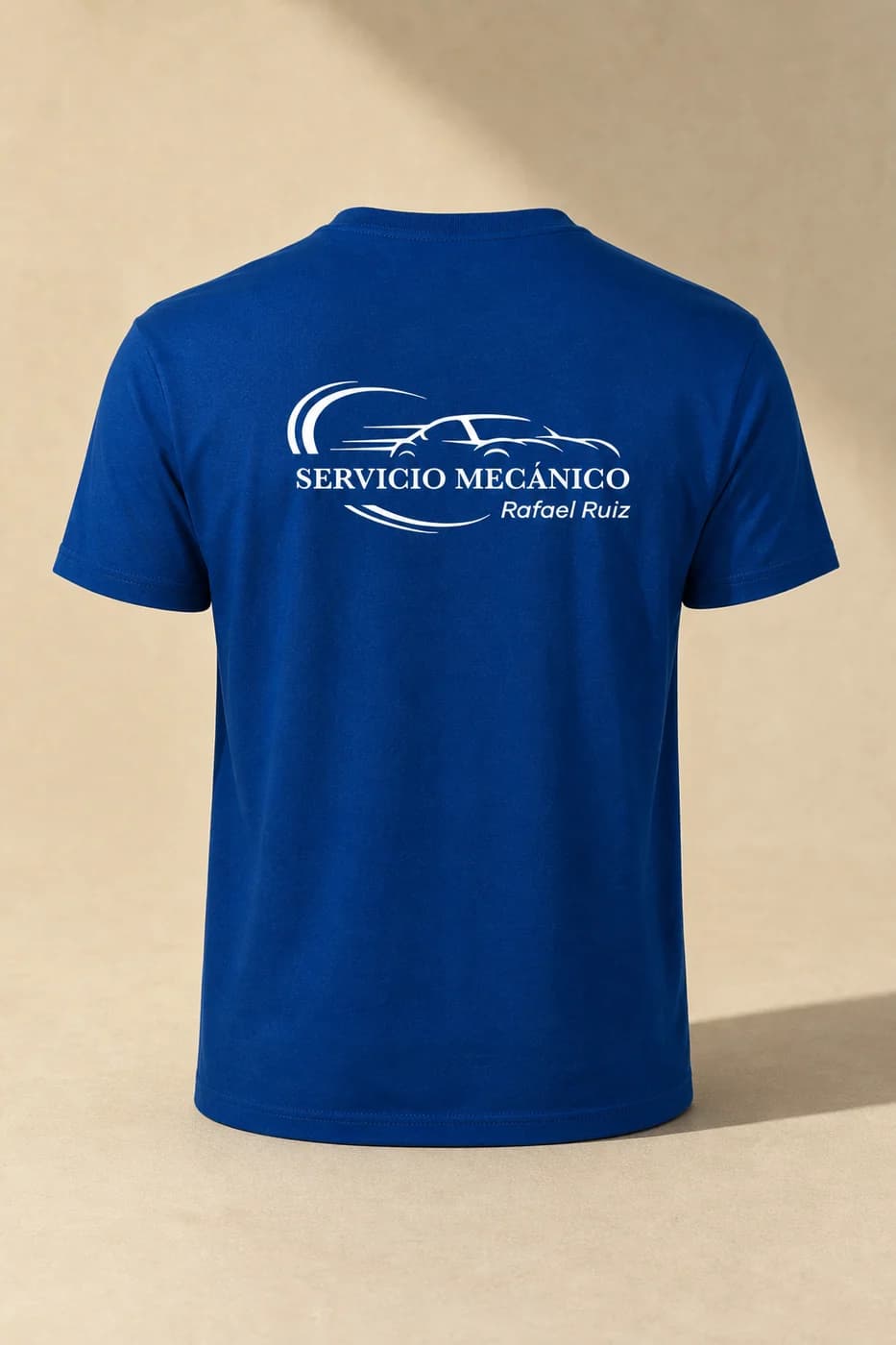 Espalda de una camiseta azul con el logotipo de un taller mecánico estampado