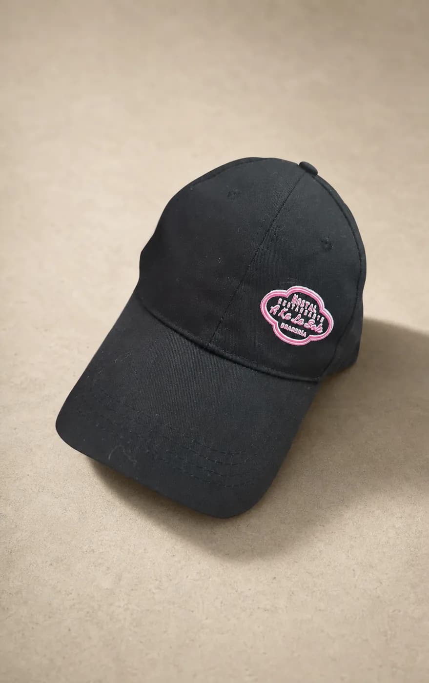Gorra negra con parche bordado