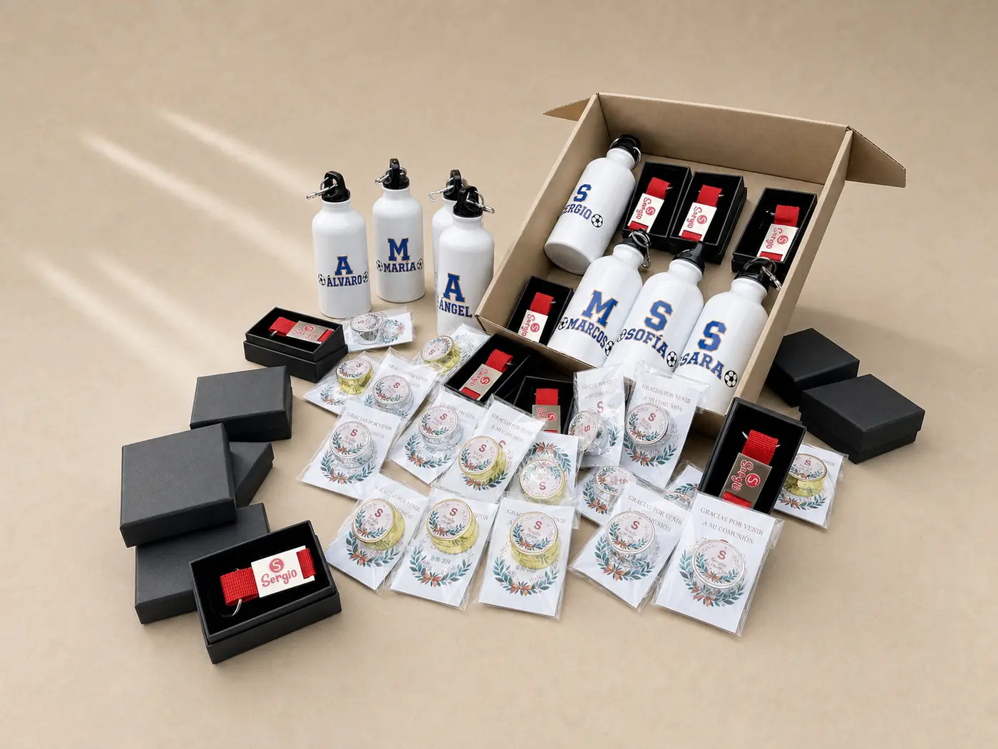 Pedido completo de comunión: botellas con nombre, llaveros en su caja y detalles para los invitados