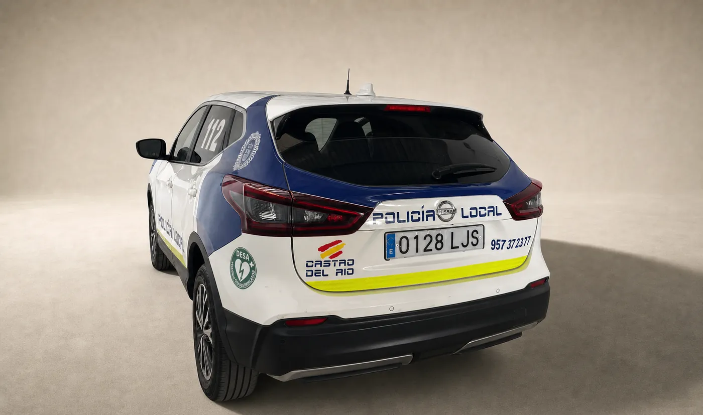 Parte trasera de un vehículo policial rotulado
