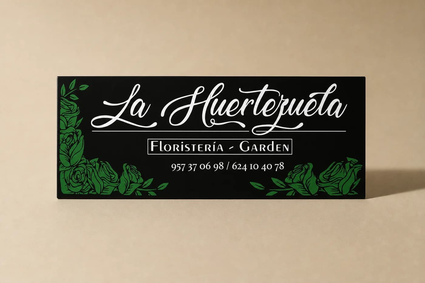 Rótulo negro de una floristería con caligrafía blanca y rosas verdes