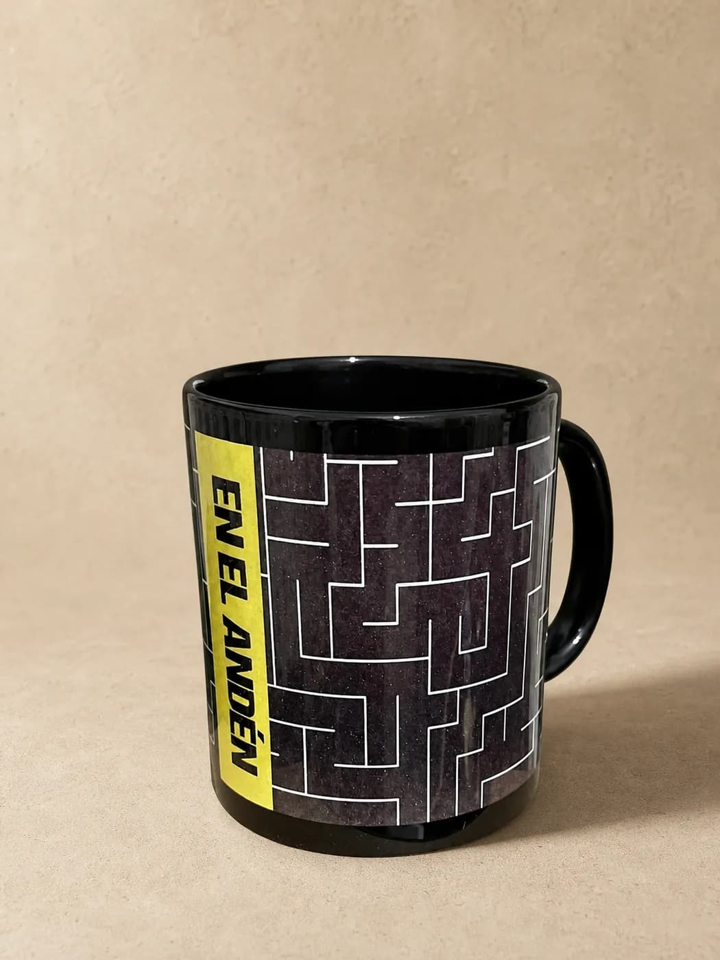 Taza negra con diseño impreso