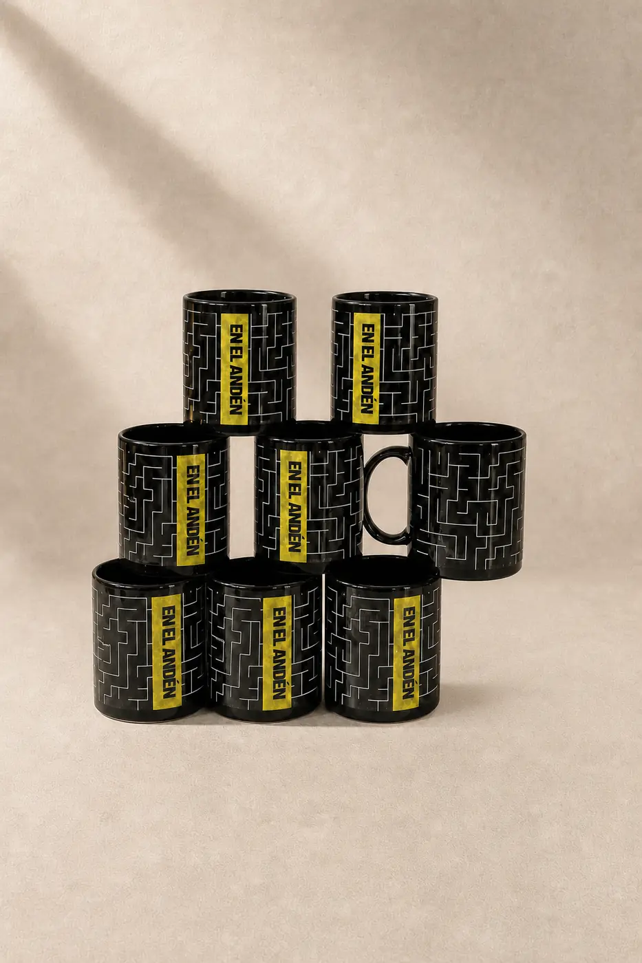 Tirada de tazas negras personalizadas apiladas