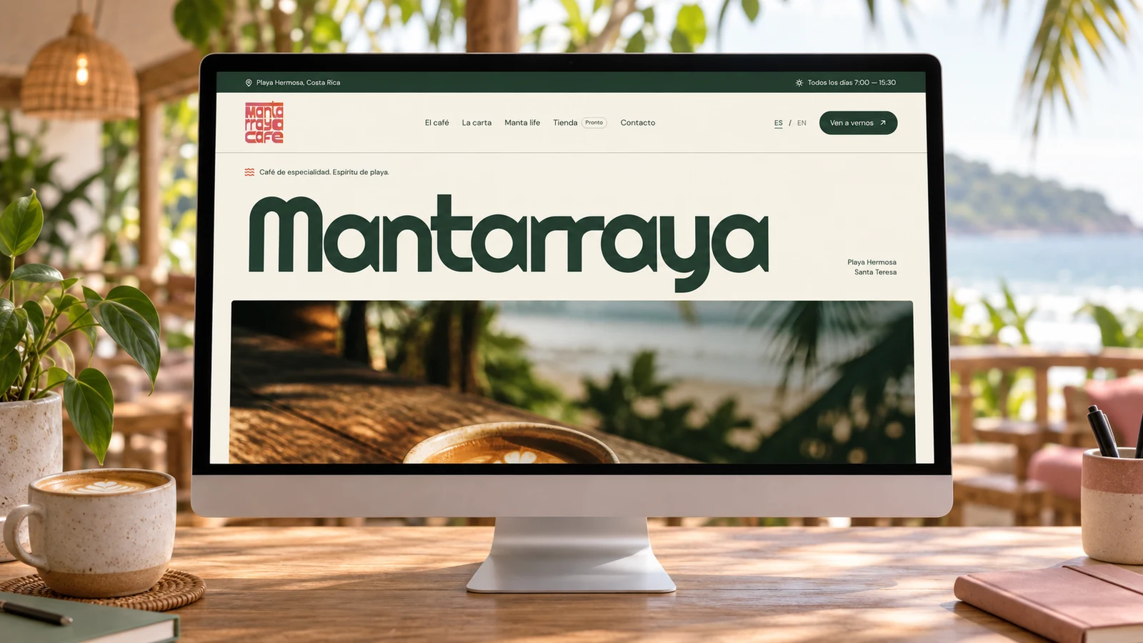Presentación de la web de Mantarraya Café en un monitor, en un entorno de cafetería